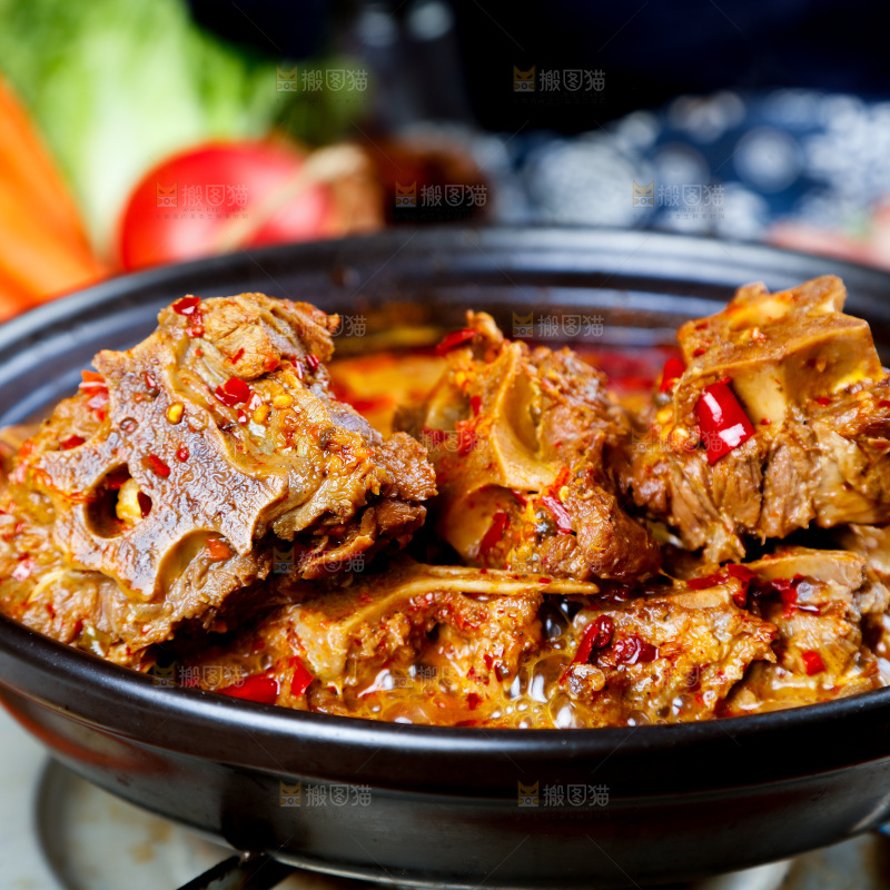 砂锅里装着麻辣羊蝎子