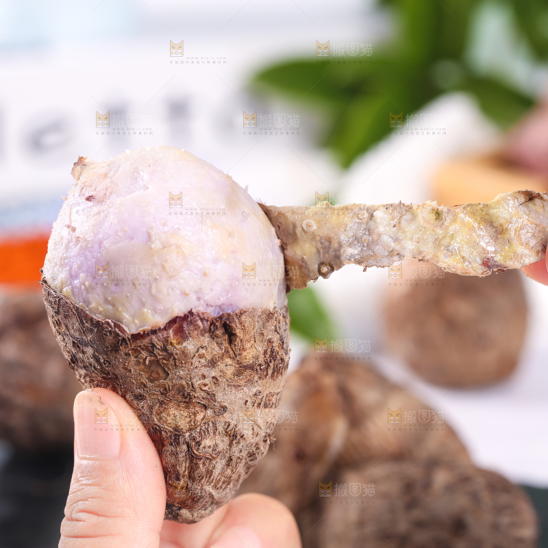 手拿剥皮的熟香芋