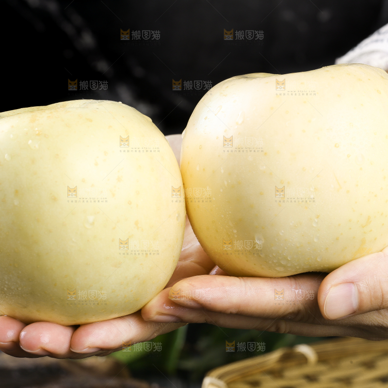 手里拿着奶油富士苹果
