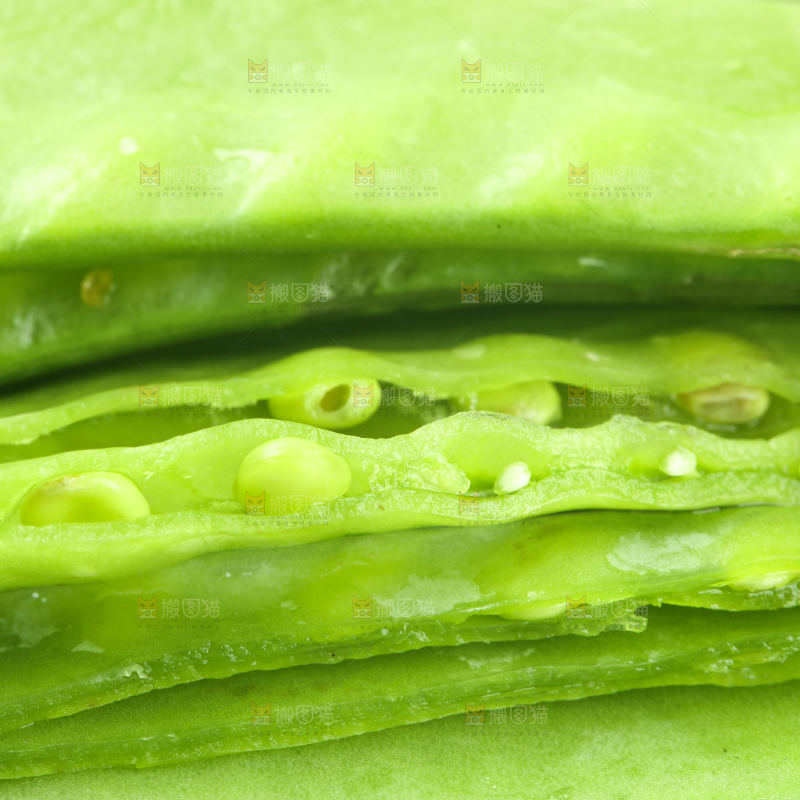 白底上摆放着豌豆荚