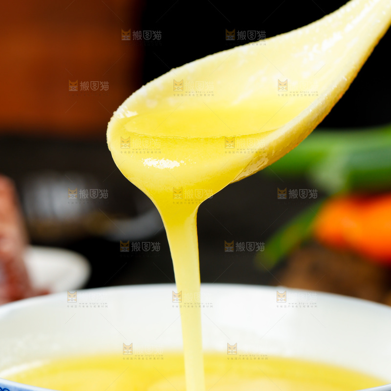 碗里装着鸡油