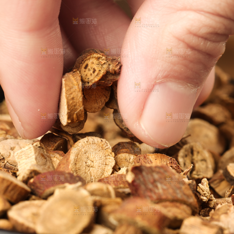 盘子里装着甘草