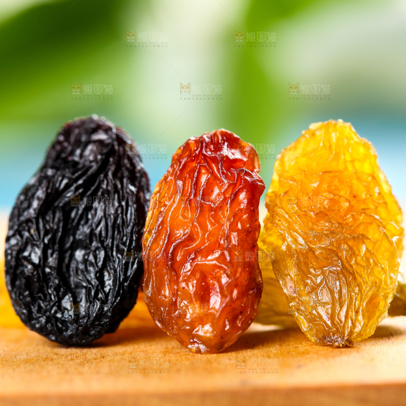 木板上的三色吐鲁番葡萄干