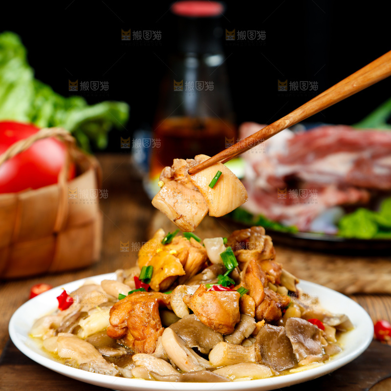 碟子里装着平菇炒鸡肉