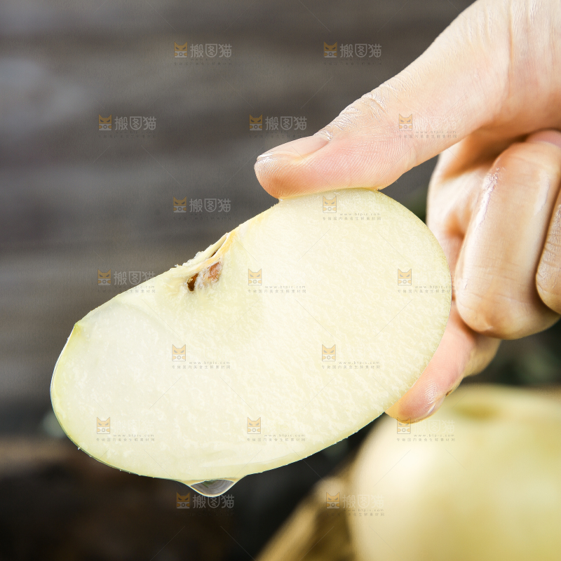 手里拿着奶油富士苹果