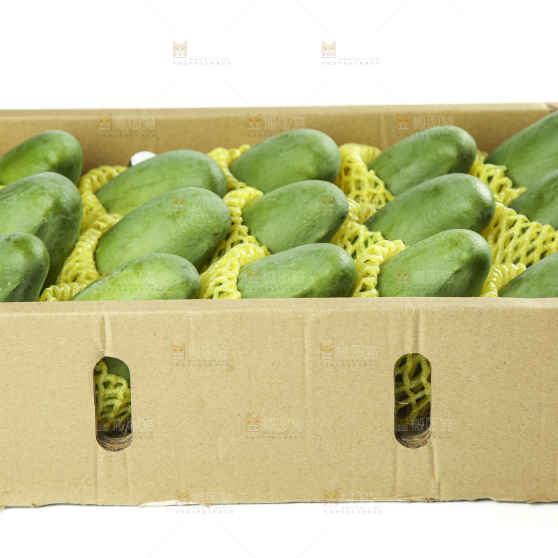 白底上放着一箱桂七芒果