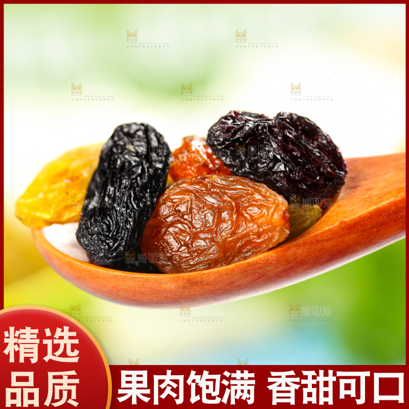 白石板上放着一勺四色葡萄干