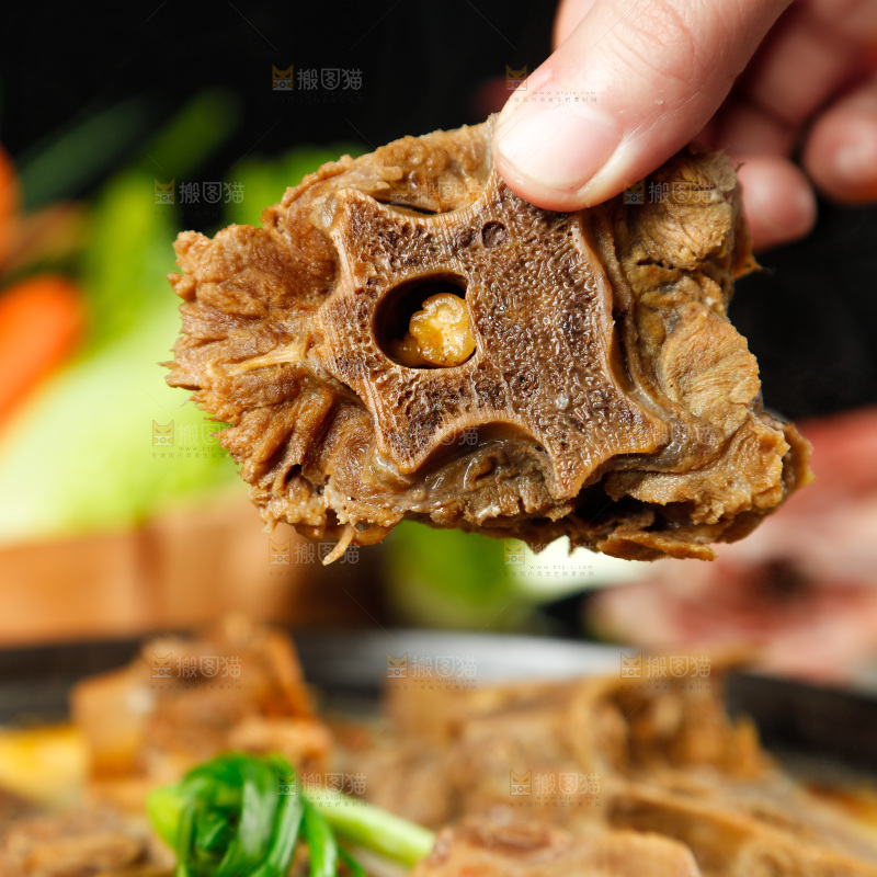 手里拿着煮熟的羊蝎子