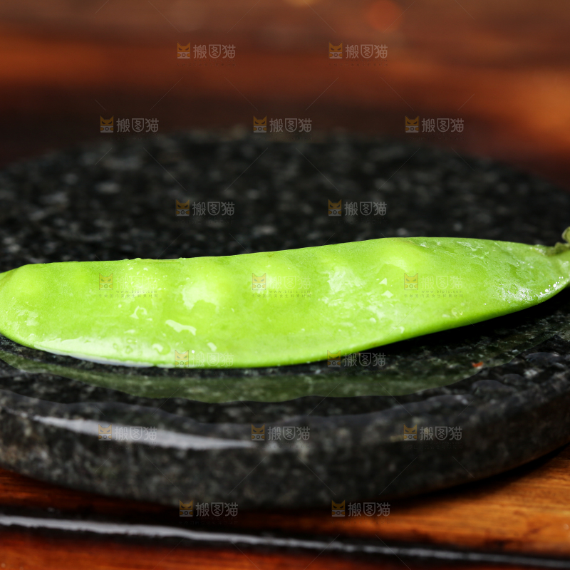 碟子里装着荷兰豆