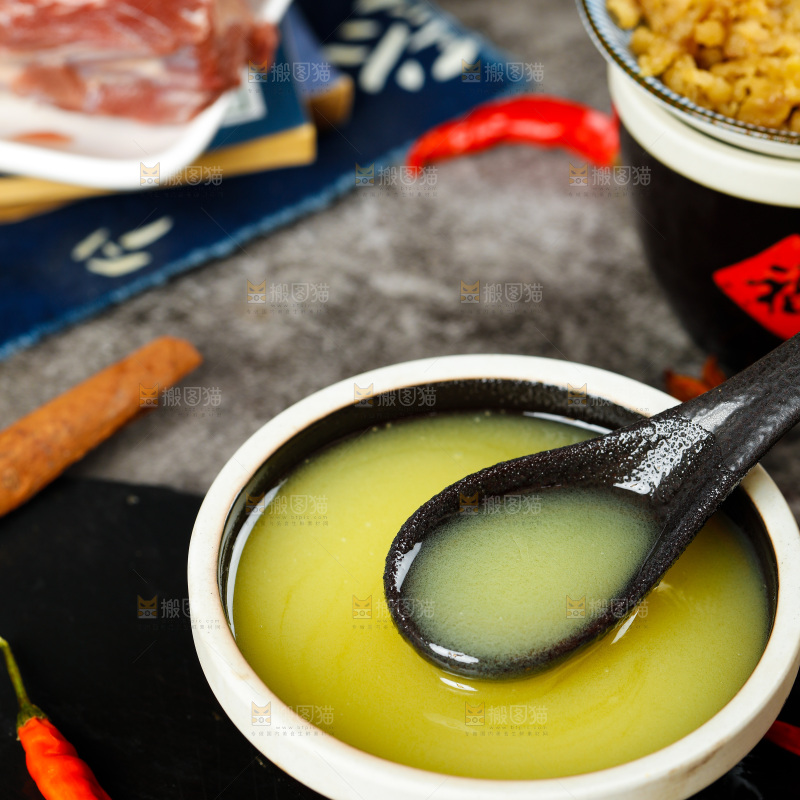 碗里装着鸡油