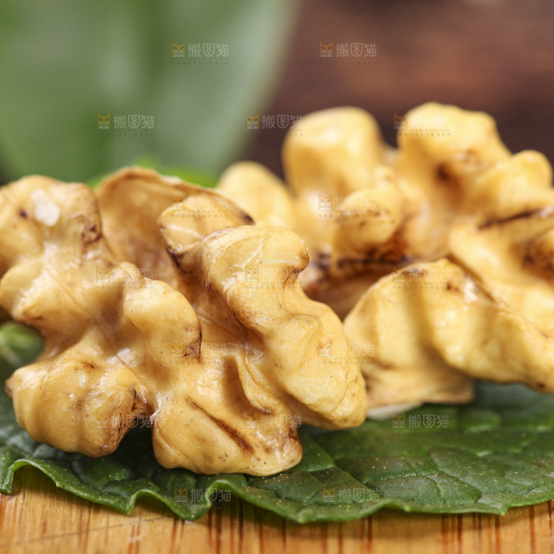 木底上放着新鲜湿核桃果仁