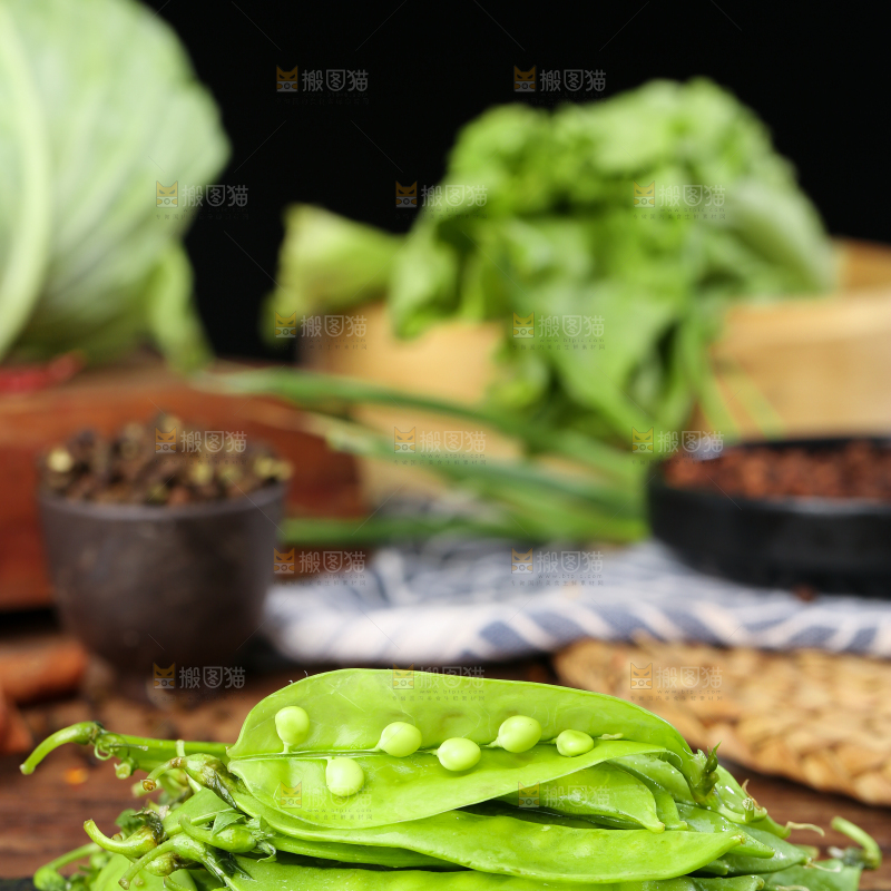 盘子里摆放着荷兰豆