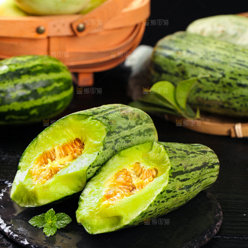 黑底上放着掰开的酥蜜甜瓜