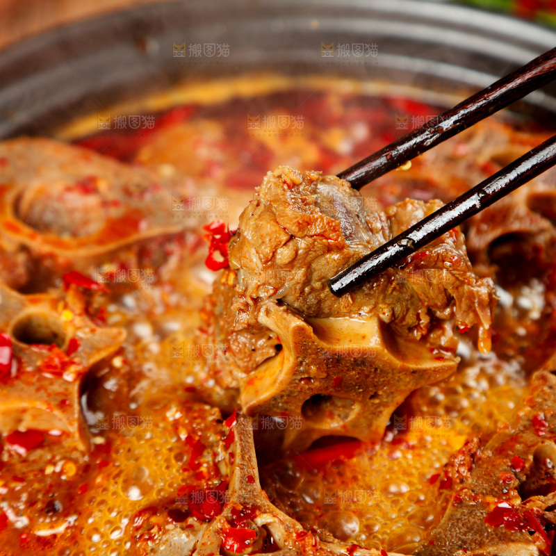 砂锅里装着麻辣羊蝎子