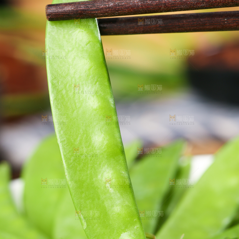 筷子夹着荷兰豆