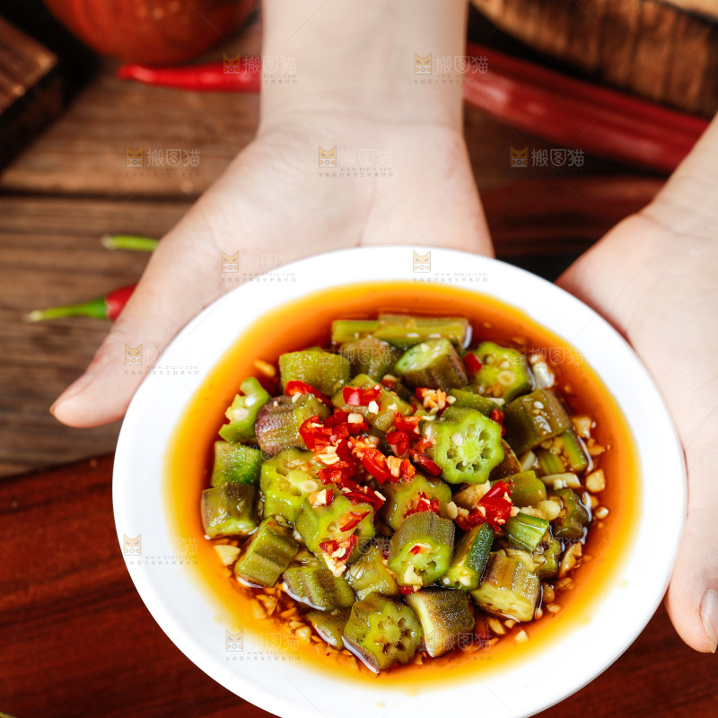 手端一盘香辣秋葵
