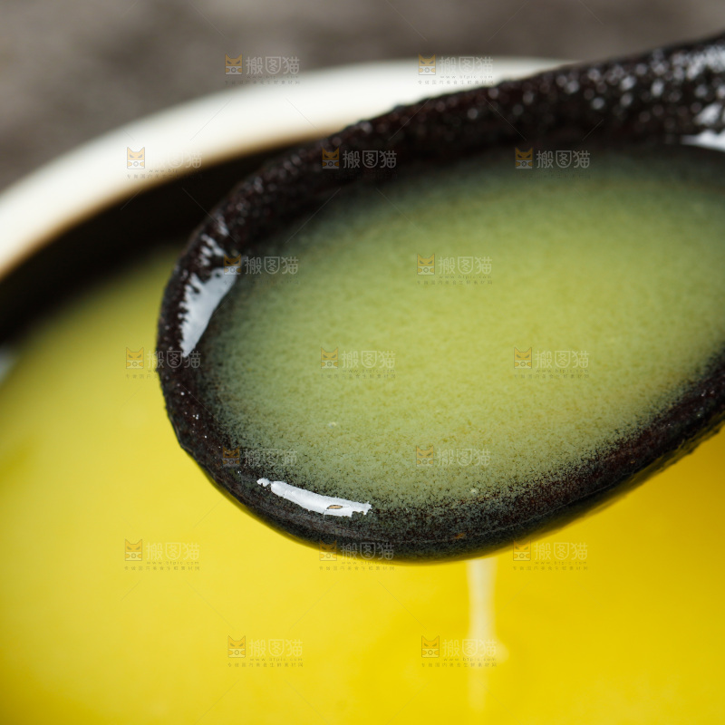 碗里装着鸡油