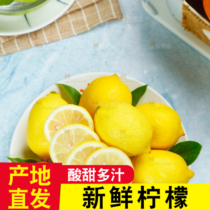 浅底上摆放着黄柠檬