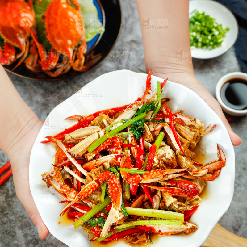 手端一盘红烧梭子蟹钳