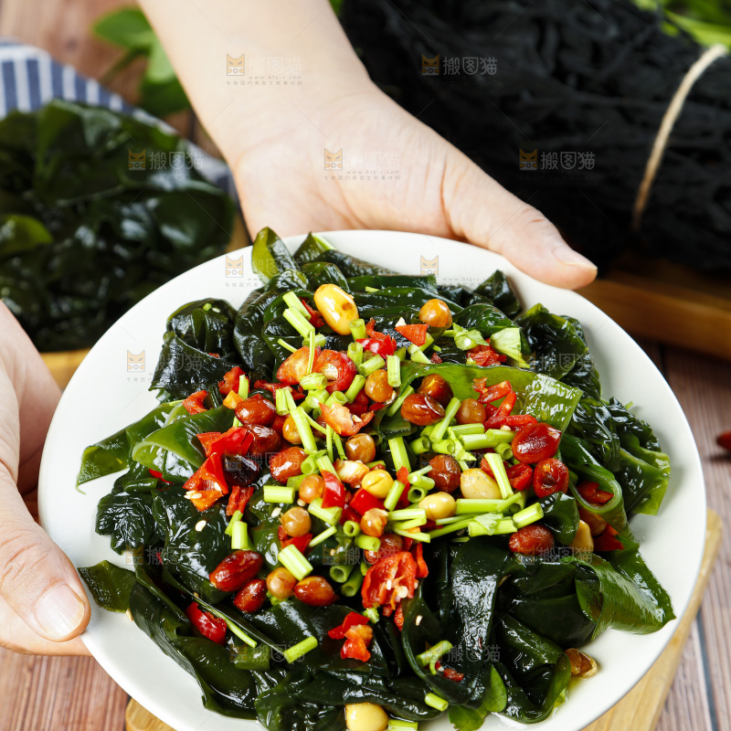 手拿一盘凉拌裙带菜