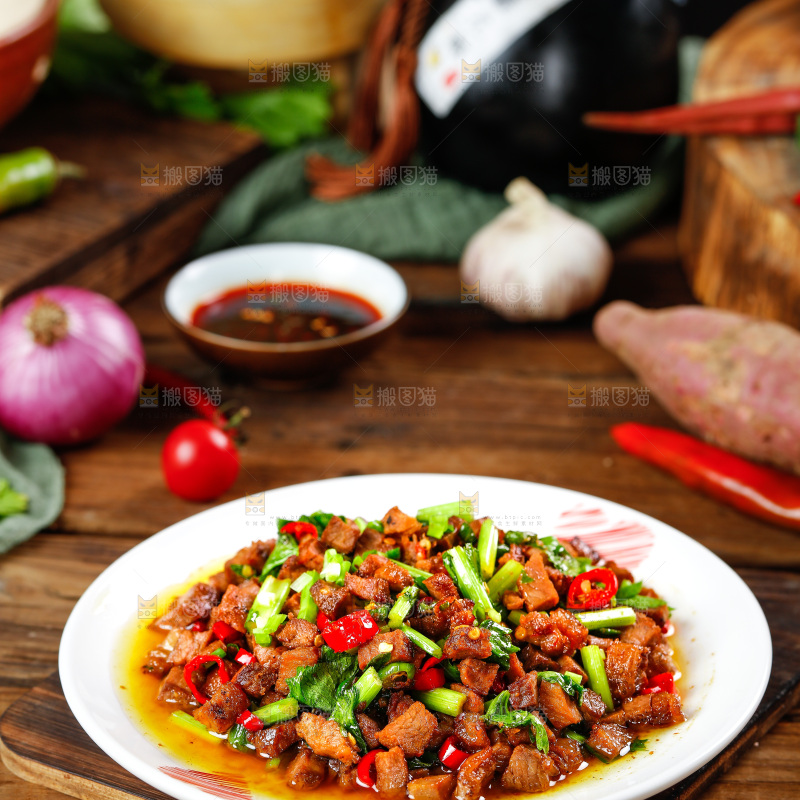木板上放着一盘香辣肉丁
