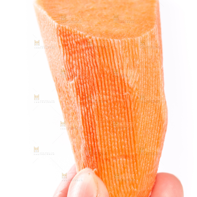 白底上摆放着红蜜薯