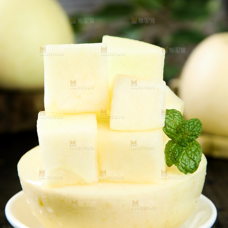 盘子里装着奶油苹果