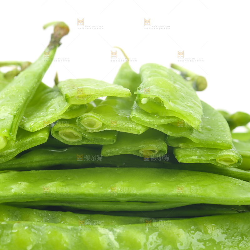 白底上摆放着豌豆荚