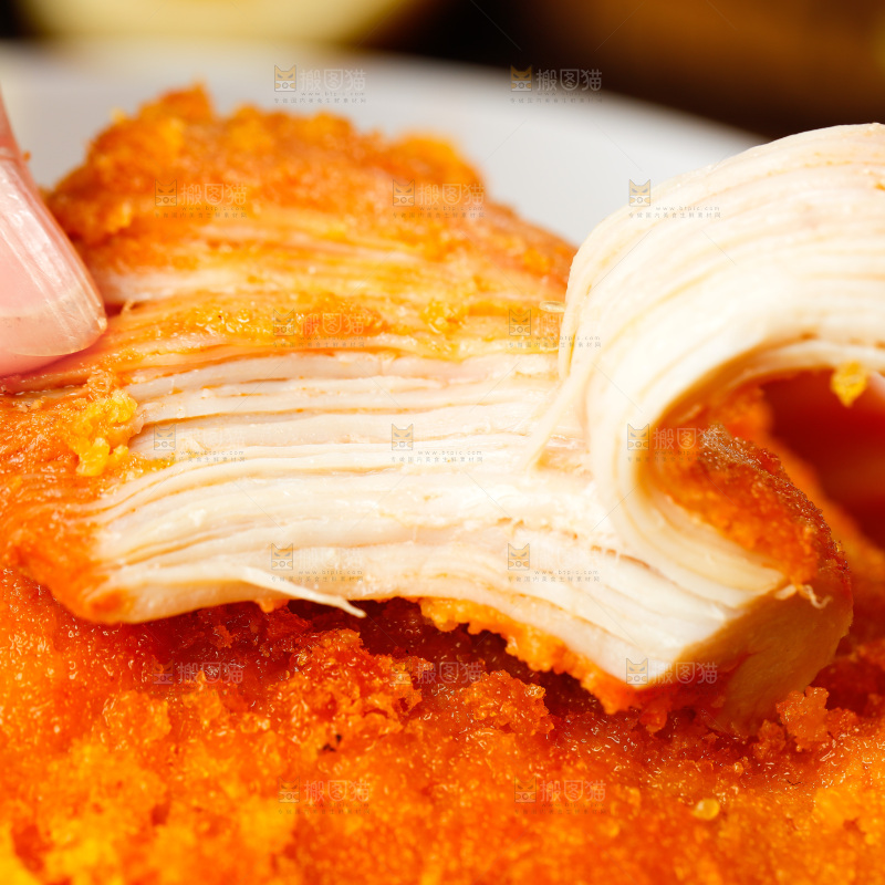 盘子里的炸鸡排
