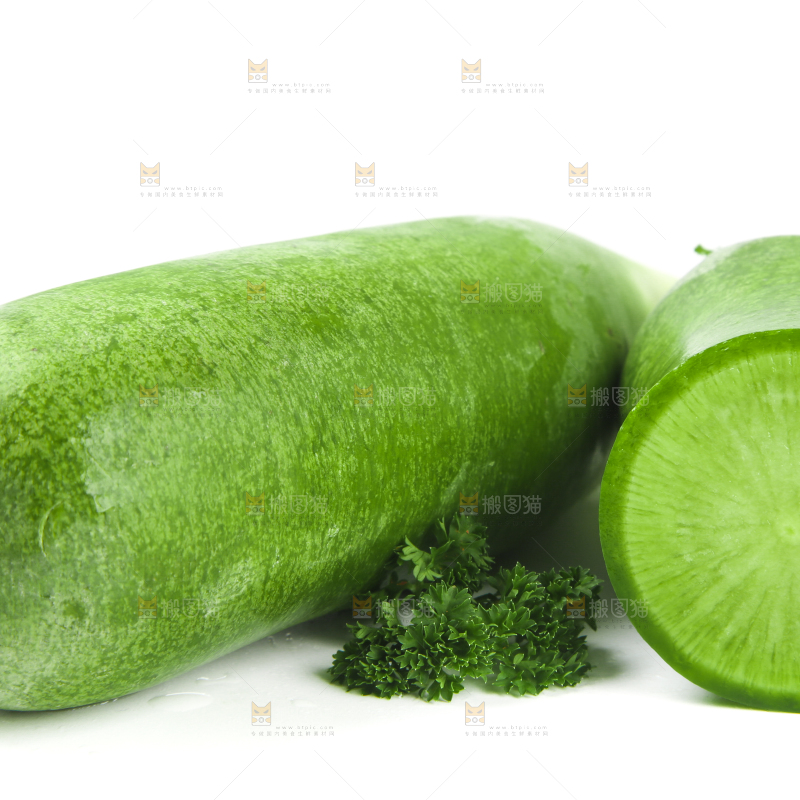 白底上摆放着绿心萝卜