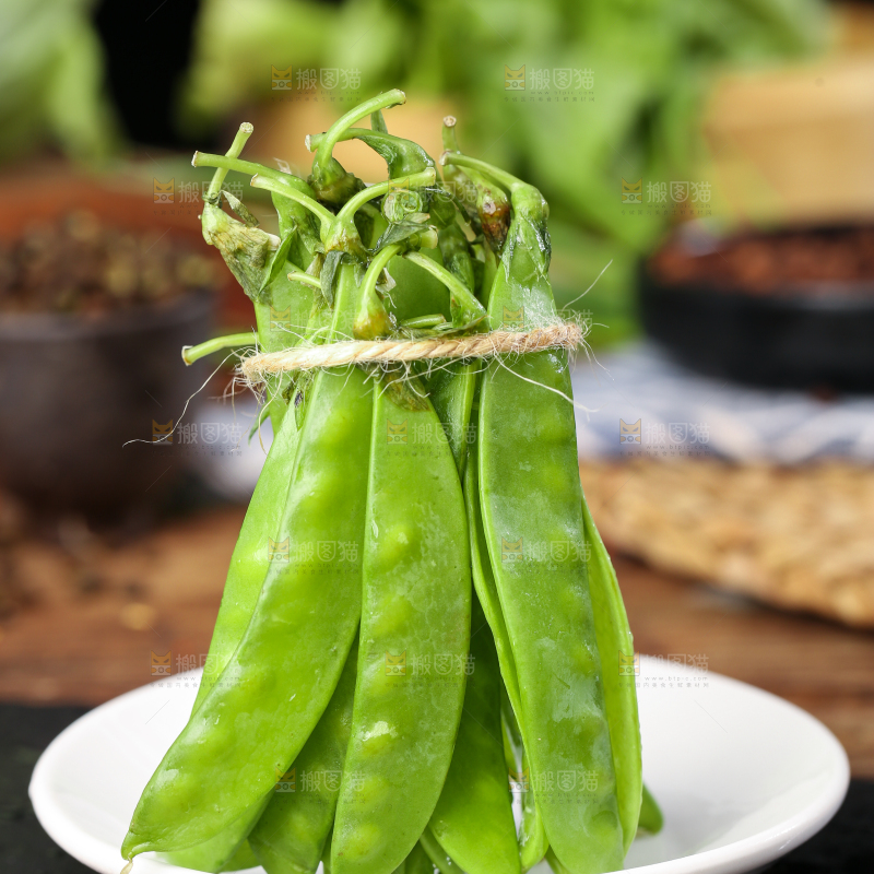 盘子里摆放着荷兰豆