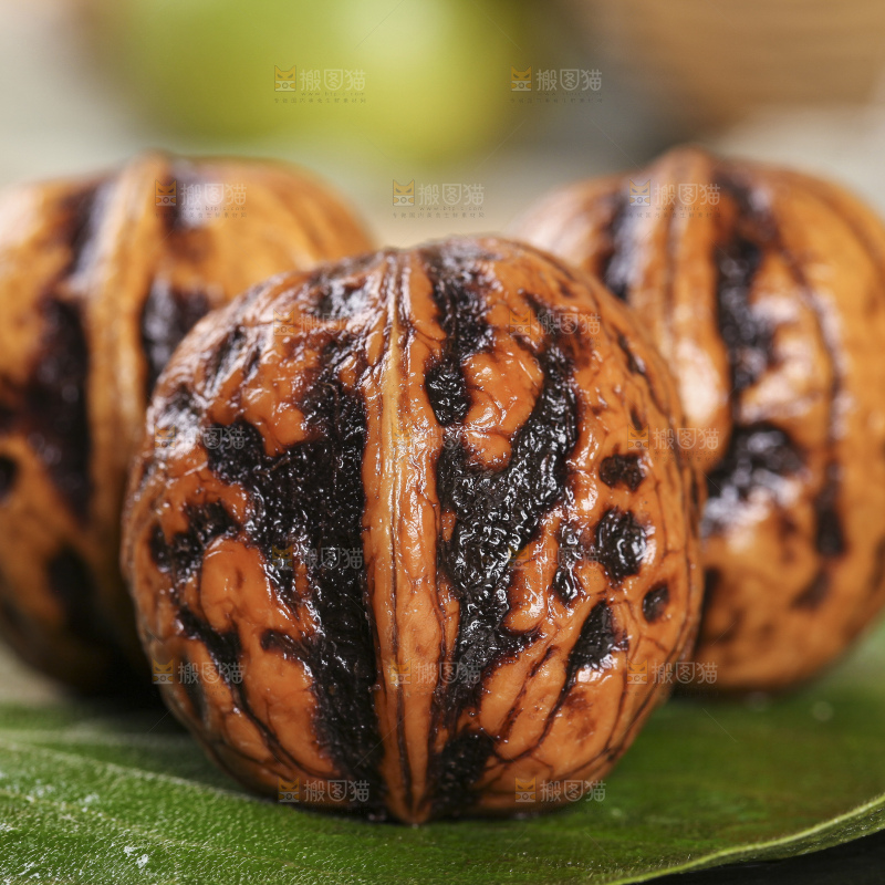 树叶上放着新鲜去皮湿核桃