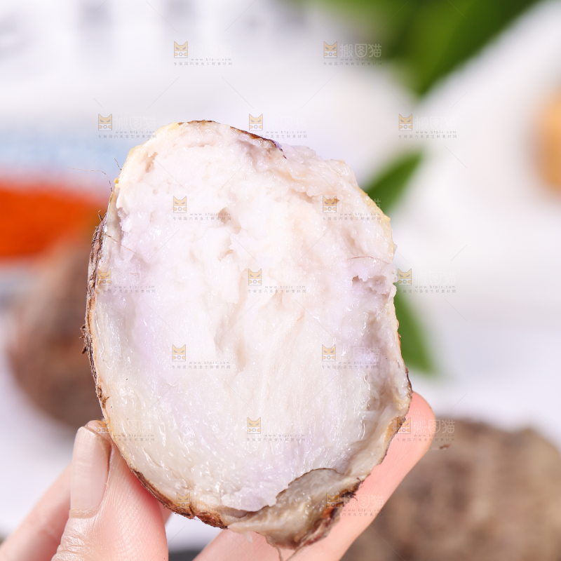 手拿掰开的香芋