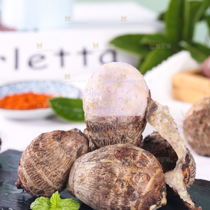 石板上放着剥皮的香芋