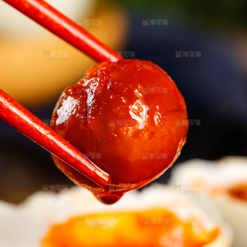 深底上筷子夹着流油的海鸭蛋黄