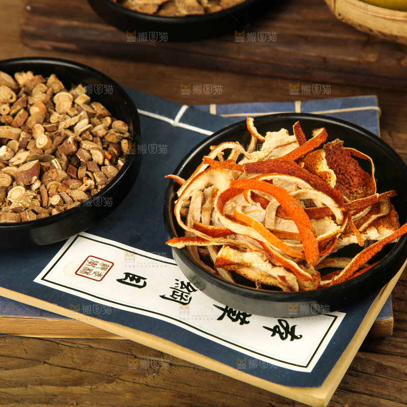 碟子里放着甘草和陈皮