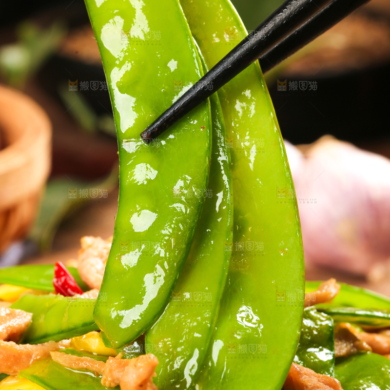 盘子里装着荷兰豆炒肉