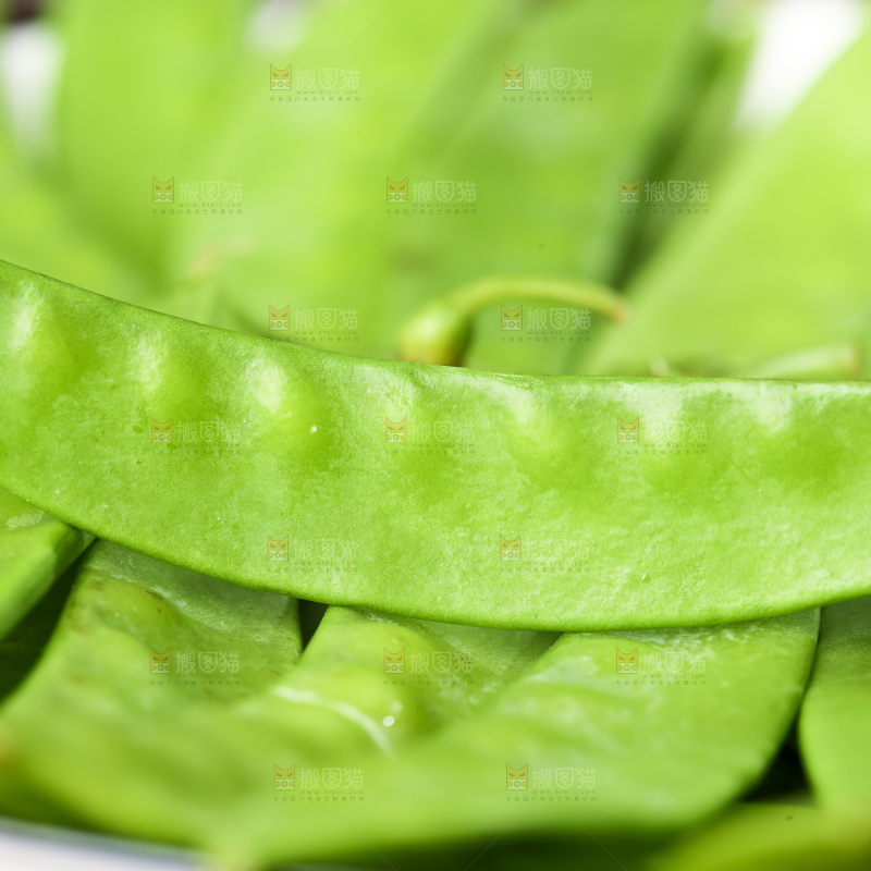 筷子夹着荷兰豆