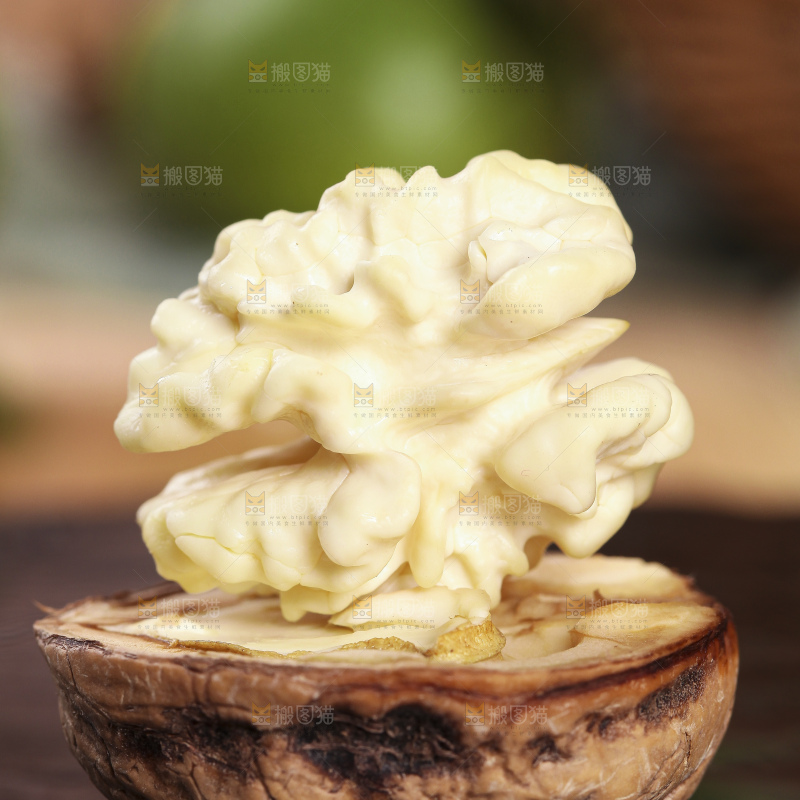 黑石板上放着去皮湿核桃果仁
