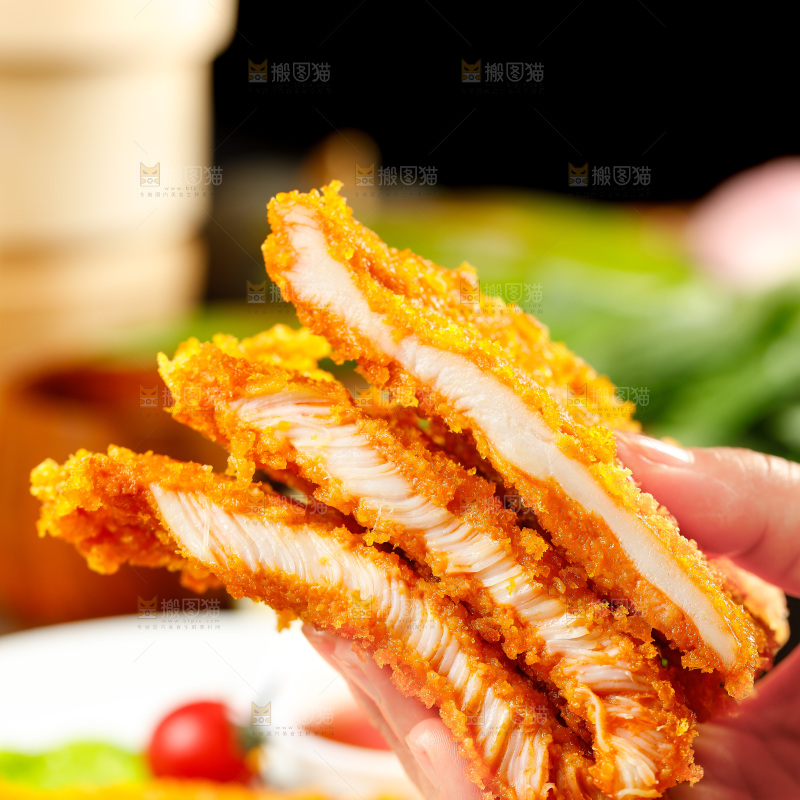 手拿撕开的炸鸡排