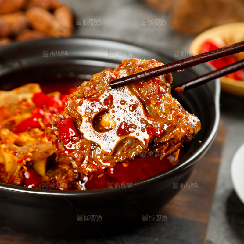 砂锅里装着麻辣羊蝎子