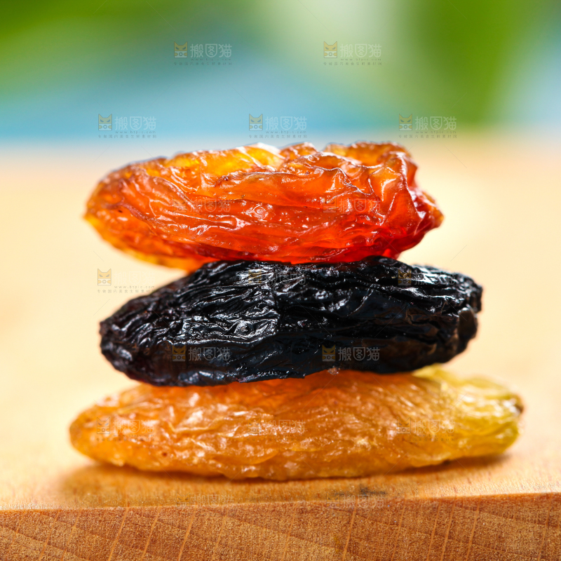 木板上的三色吐鲁番葡萄干