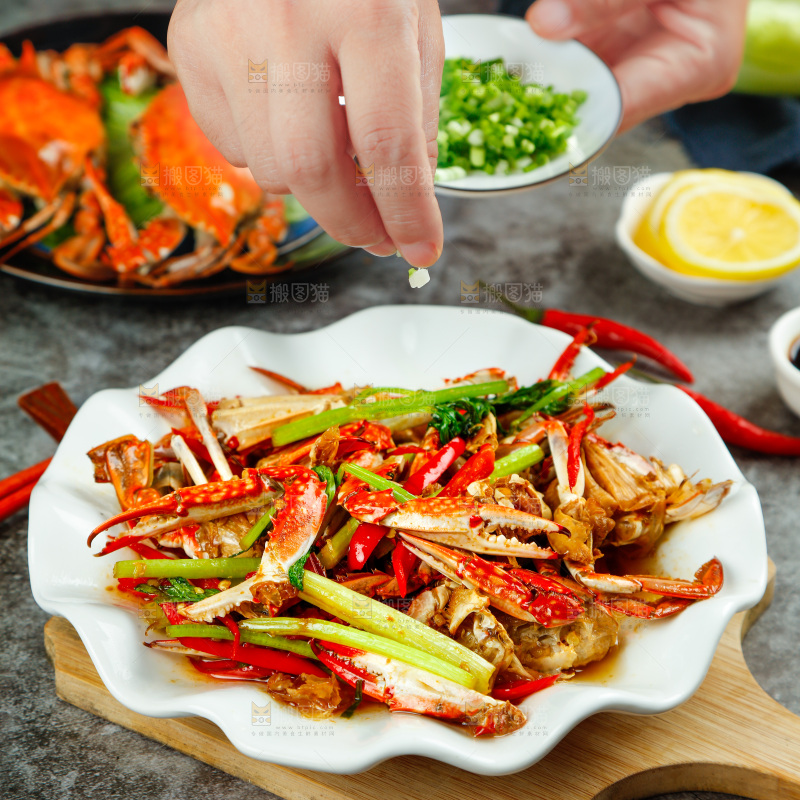 石板上放着一盘红烧梭子蟹钳
