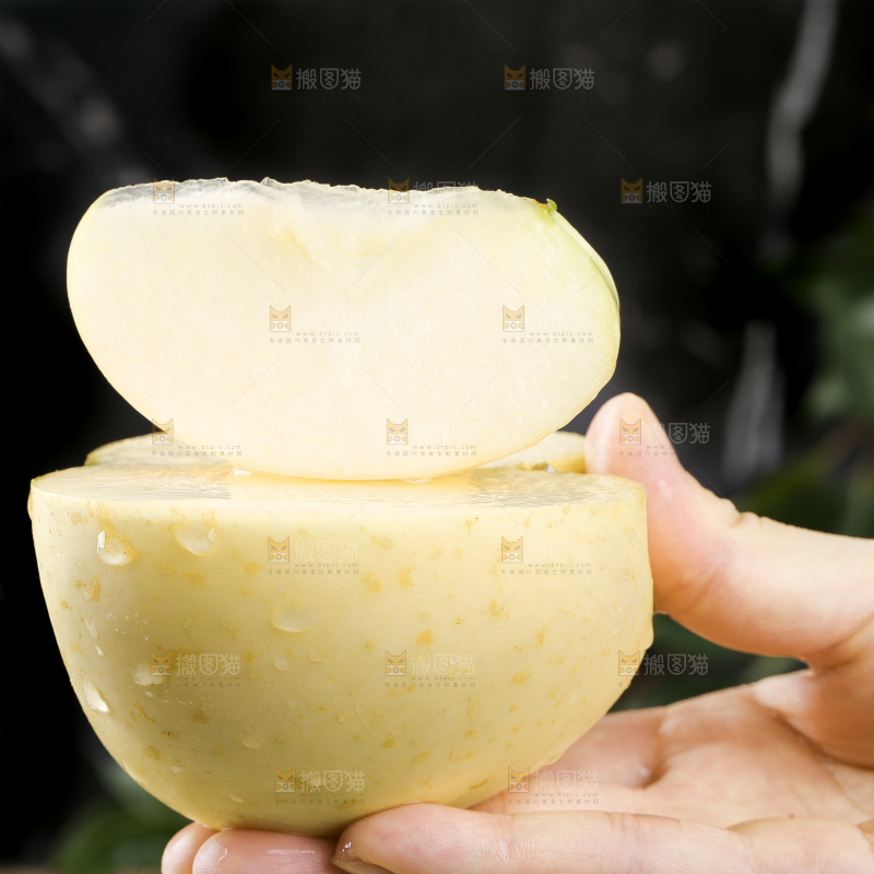 手里拿着奶油富士苹果