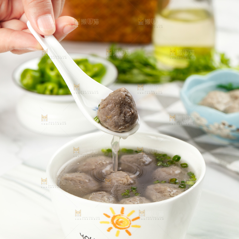 勺子里的牛肉丸