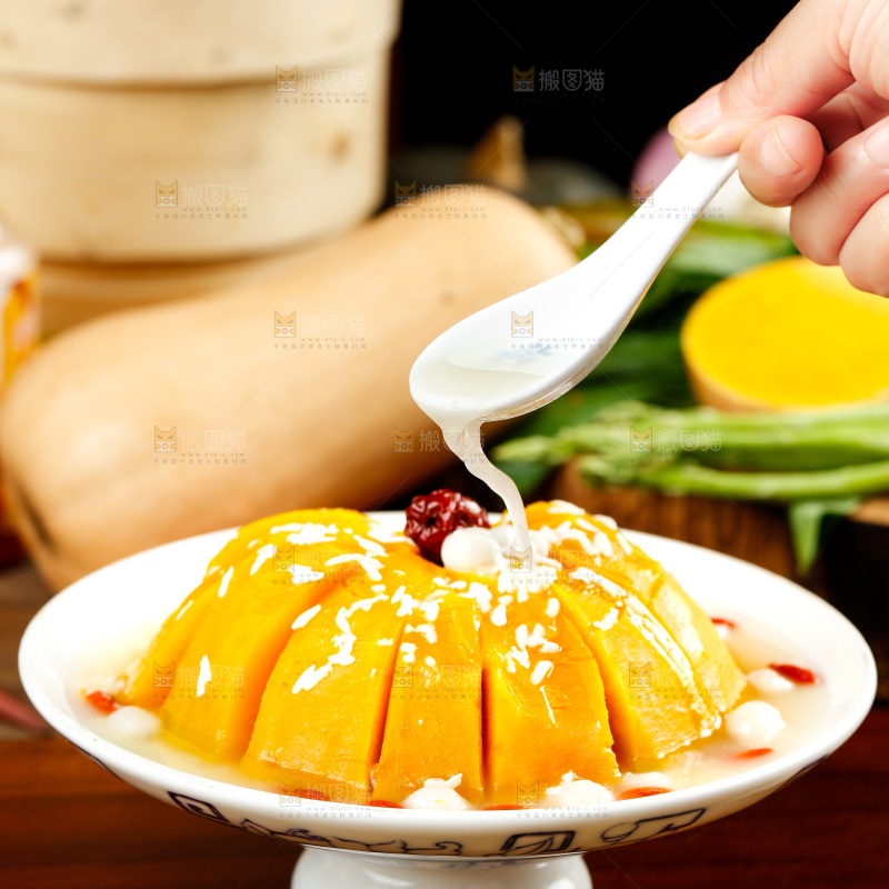 木底上放着一盘清蒸南瓜