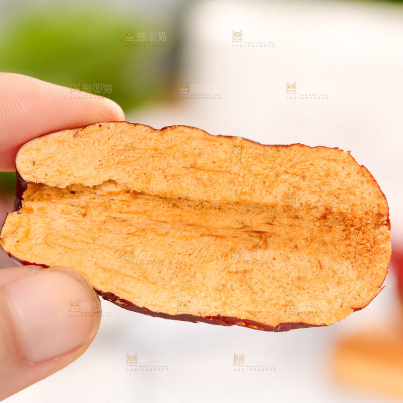 浅底上手拿切开的新疆红枣