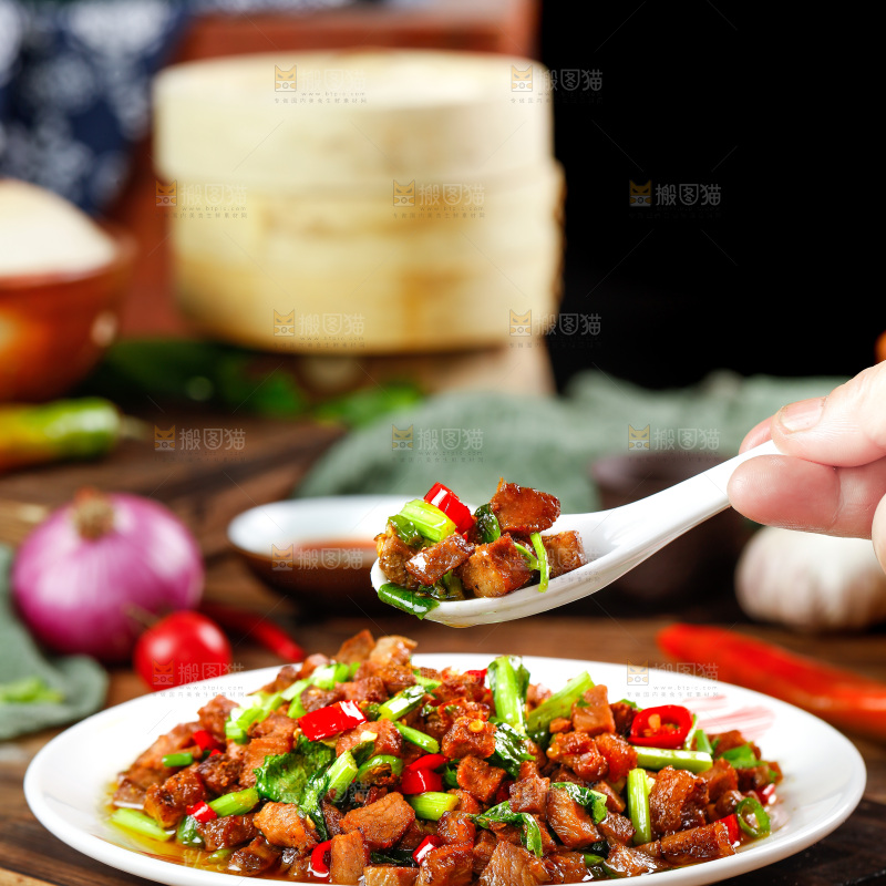木板上放着一盘香辣肉丁