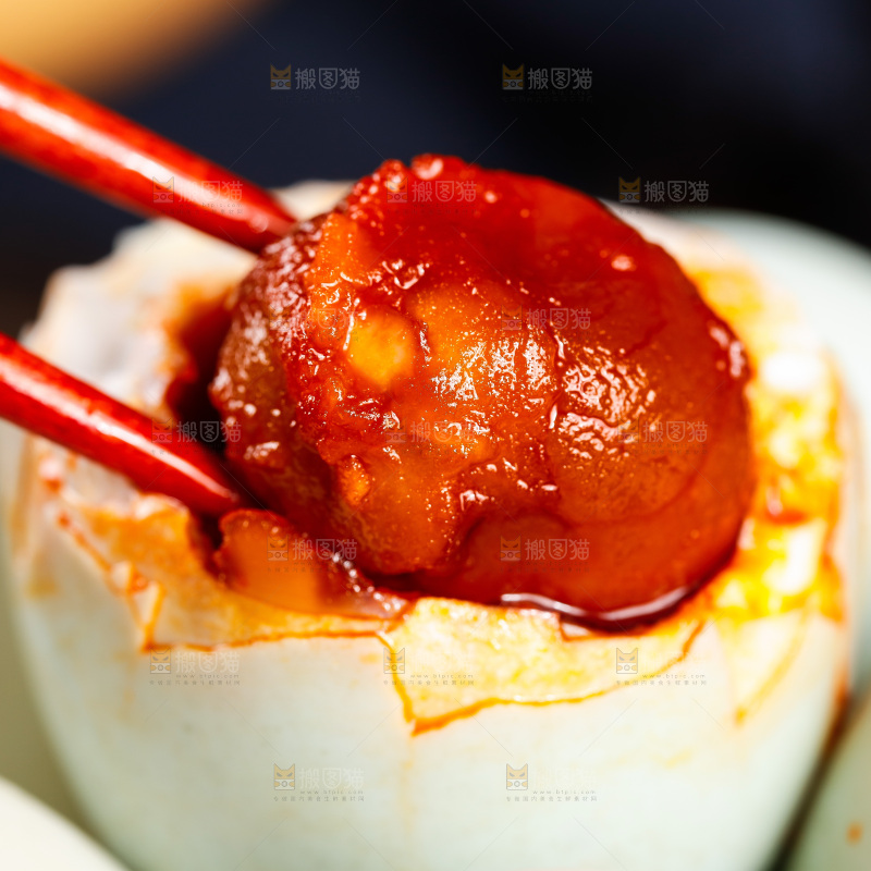 深底上筷子夹着流油的海鸭蛋黄