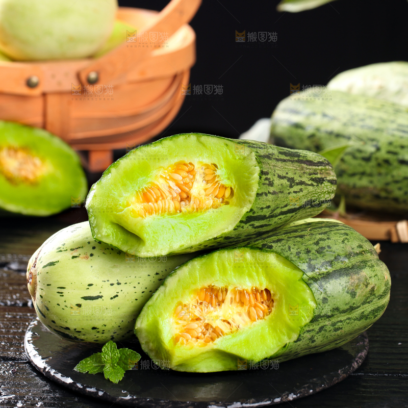 黑底上放着掰开的酥蜜甜瓜